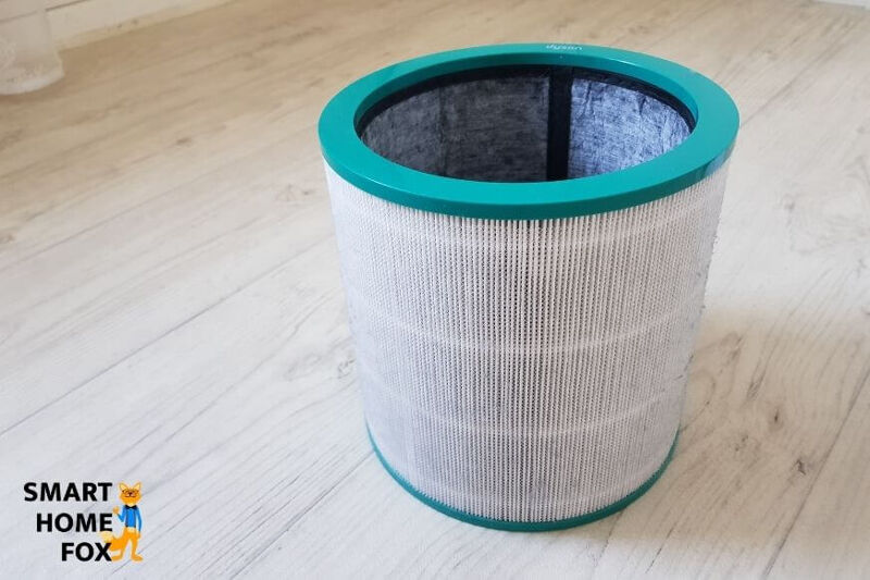 Die Kombifiltereinheit vom Dyson Pure Cool Link TP02, außen der HEPA H13 Filter in Weiß und innen der Aktivkohlefilter in Grau.
